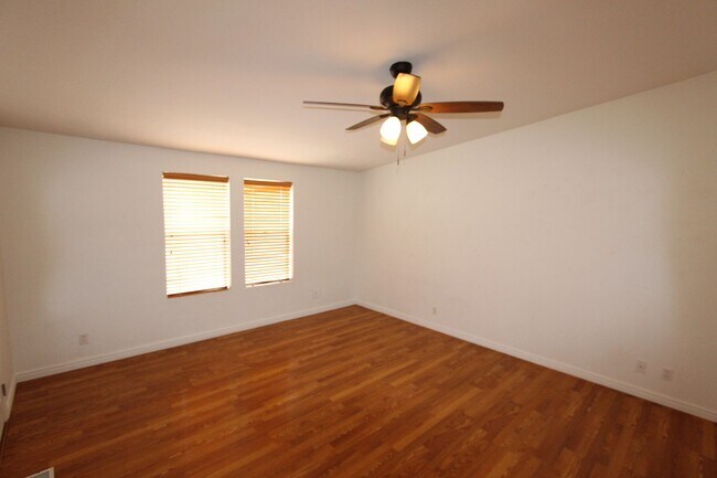 Building Photo - * LEASE PENDING Move-in ready Home in Railroad Springs