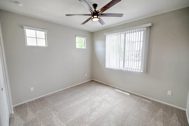 Building Photo - 4 Bedroom with new carpet and new interior paint in Saguaro Trails!