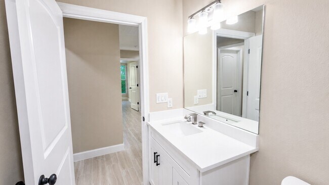 Building Photo - 1206 Pinewood Ln