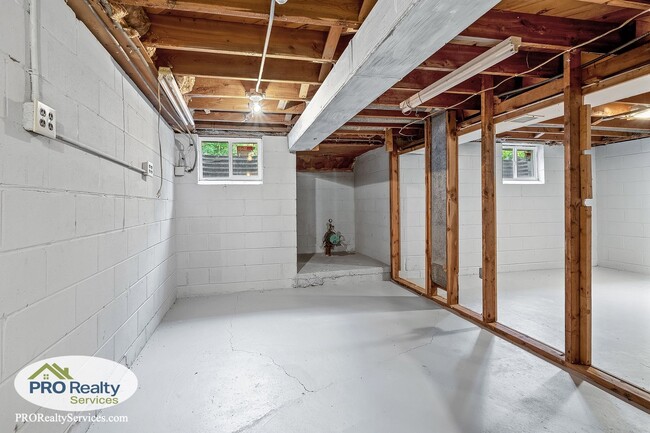 Building Photo - 3 Bedroom Home in Bloomington