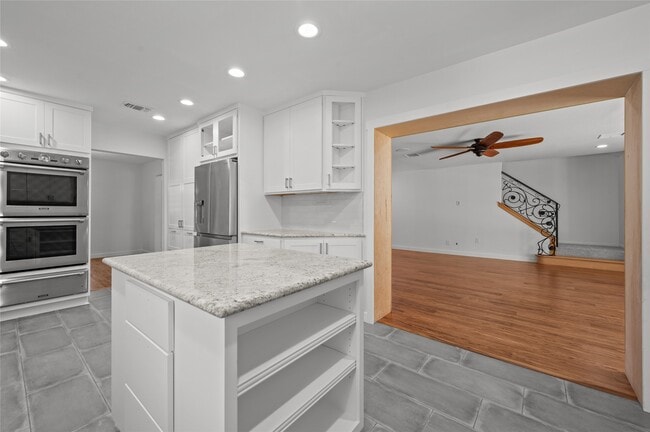 Building Photo - 4702 Bayou Vista Dr