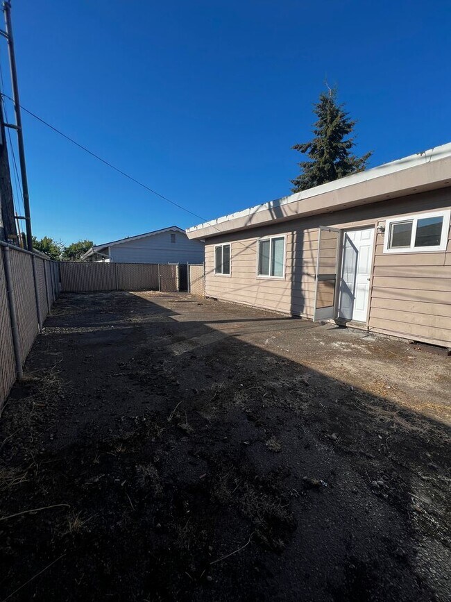 Building Photo - Vine Maple Triplex