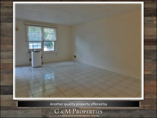 Building Photo - Two Bedroom, One and a Half Bath Townhouse - Close to U of R/ Strong