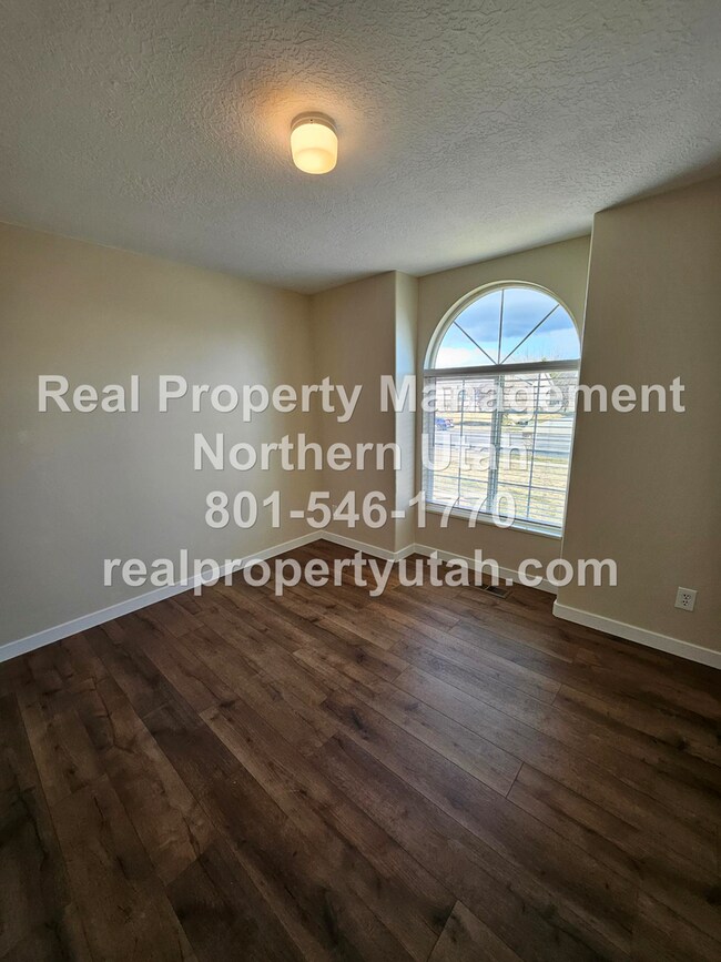 Building Photo - Stunning 4 Bedroom 3 Bath Syracuse Home