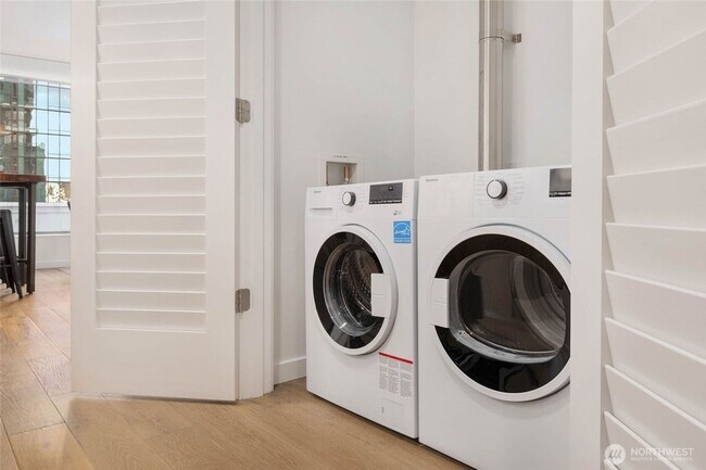 Building Photo - Downtown Luxury 1BR Condo with Sweeping Vi...
