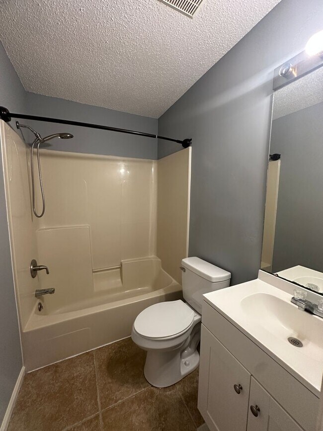 Building Photo - Briarwood West!  End Unit!