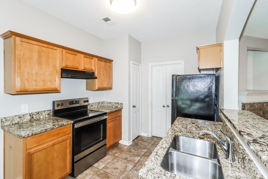 Building Photo - 10093 Woodland Hills Dr
