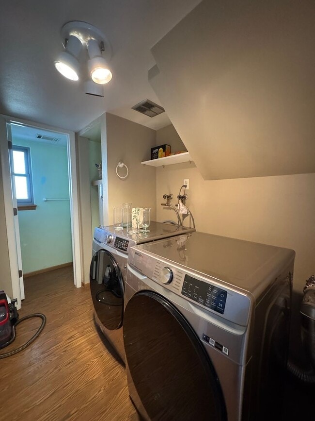Building Photo - Great Tri-level home