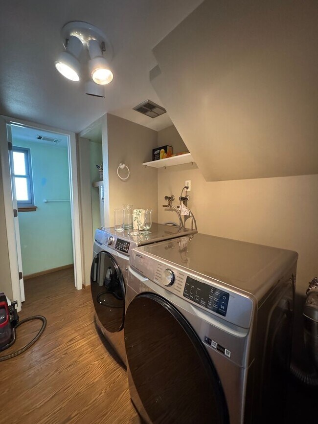 Building Photo - Great Tri-level home-Half of November Free!