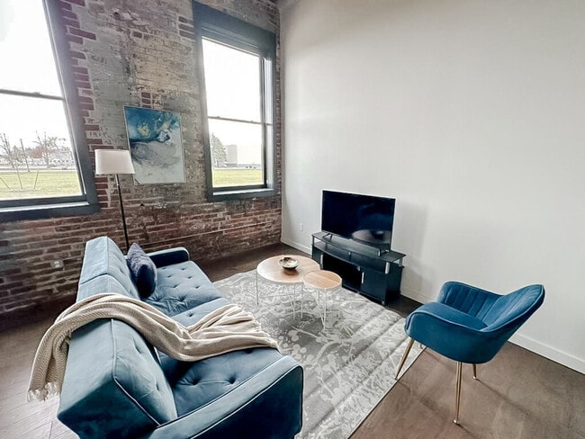 Building Photo - 605 W 4th St N