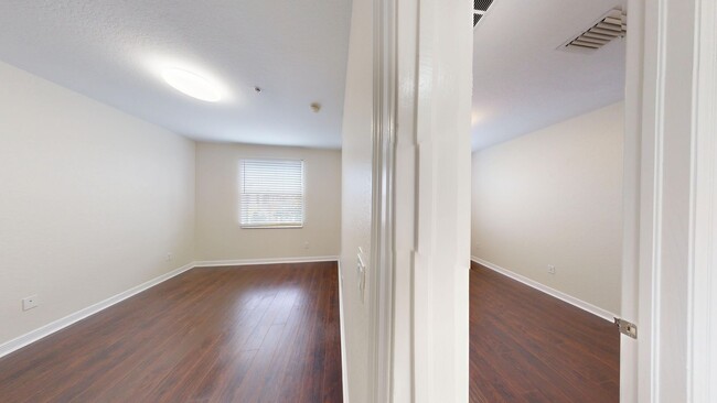 Building Photo - 4 Bed/3.5 Bath Townhome w/2 Car Garage in Pet Friendly Gated Community! ** Water/Cable/Internet I...