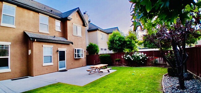 Building Photo - Beautifully Remodeled 4-Bedroom, 2.5 Bath ...