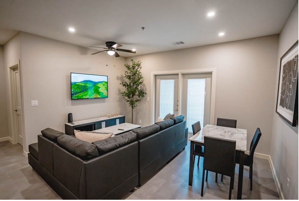 Building Photo - 600 E Dallas Ave