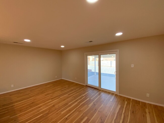 Building Photo - Beautifully Remodeled 3 Bedroom Single Sto...