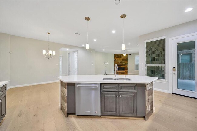 Building Photo - 18323 Parkview Point Dr