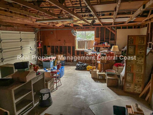 Building Photo - AVAILABLE JUNE - 4 Bed / 2 Bath Home locat...