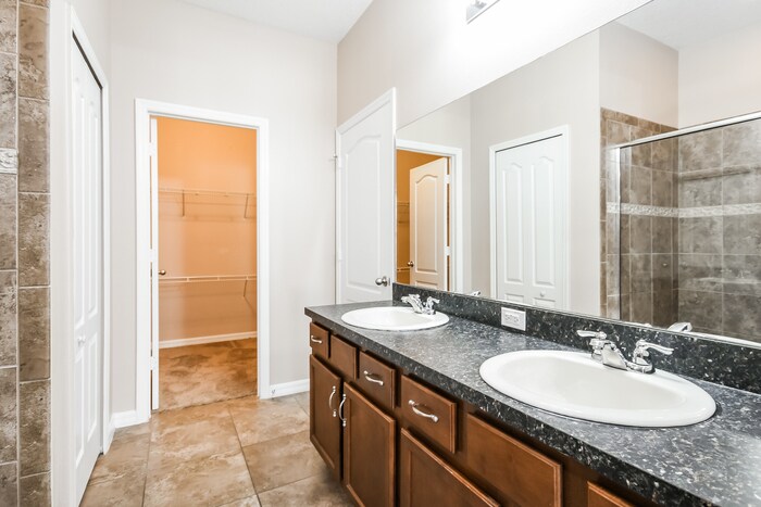 Building Photo - 2420 Plantation Oak Dr
