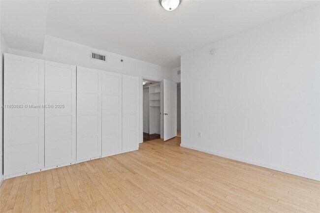 Building Photo - 495 Brickell Ave