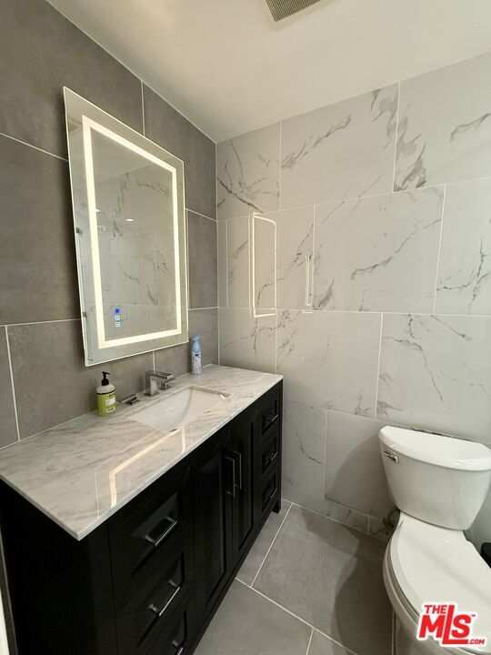 Building Photo - 8530 Holloway Dr