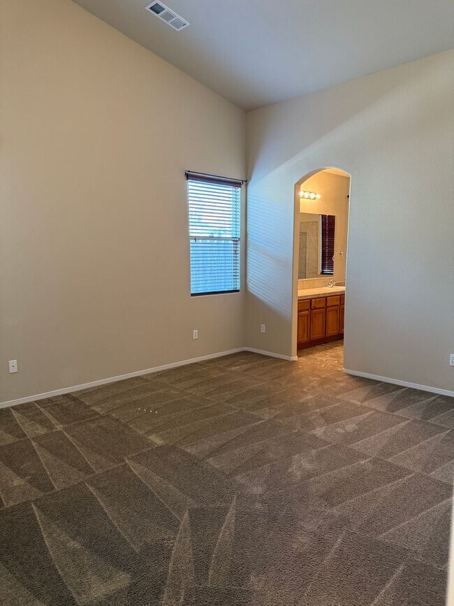 Building Photo - 4 bedroom 2 bath NW Visalia Home in Desira...