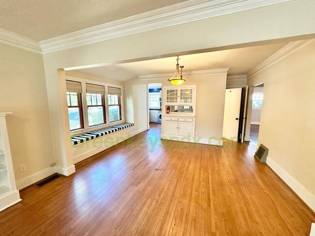 Building Photo - Huge 3 Bedroom 2 Bathroom House in Heart o...