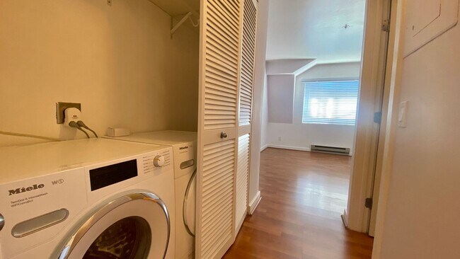 Building Photo - Luxury & Bright Top-floor in one of the sa...