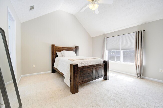 Building Photo - 3 Bedroom with a Fabulous Florida Room in Crestview!