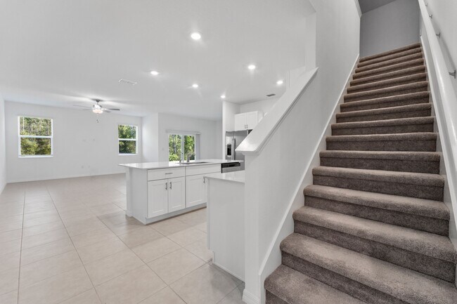 Building Photo - Absolutely stunning 3 BR /2.5 Bath / 2 Car Garage + LOFT townhome in ultra-modern and green-focus...