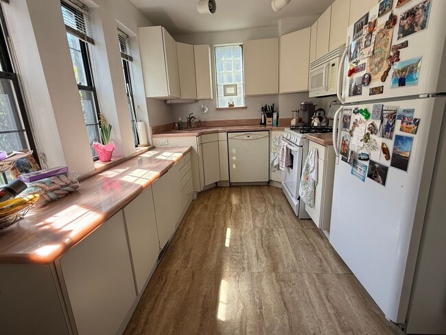 Building Photo - 3870 Beechwood Blvd