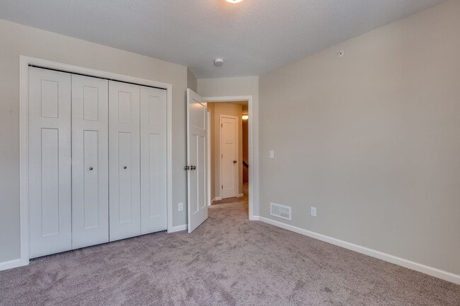 Building Photo - FOR RENT avail April 01: 3bd2ba2car garage END UNIT modern townhome