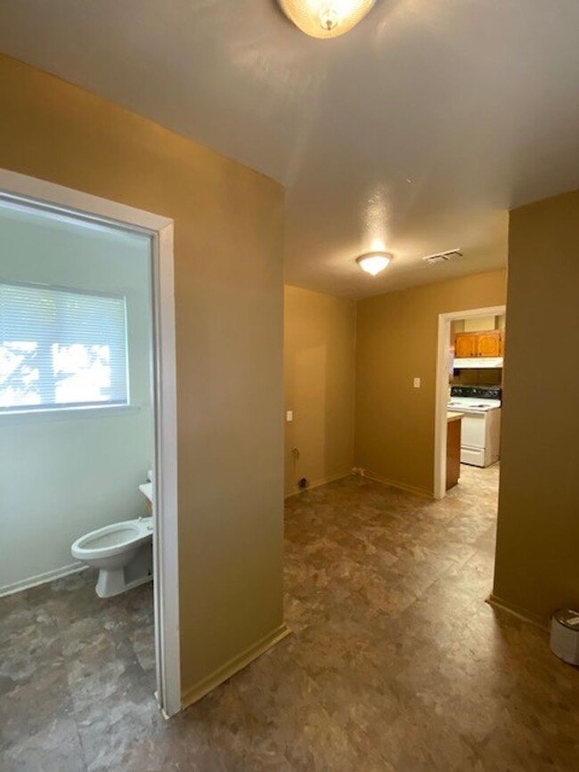 Building Photo - Cozy 3-bedroom, 1.5 bath for lease in west...