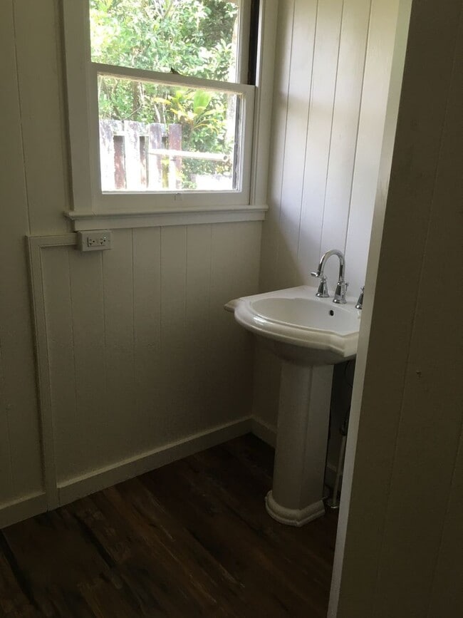 Building Photo - Completely renovated 3 bedroom 2 bath Wahi...