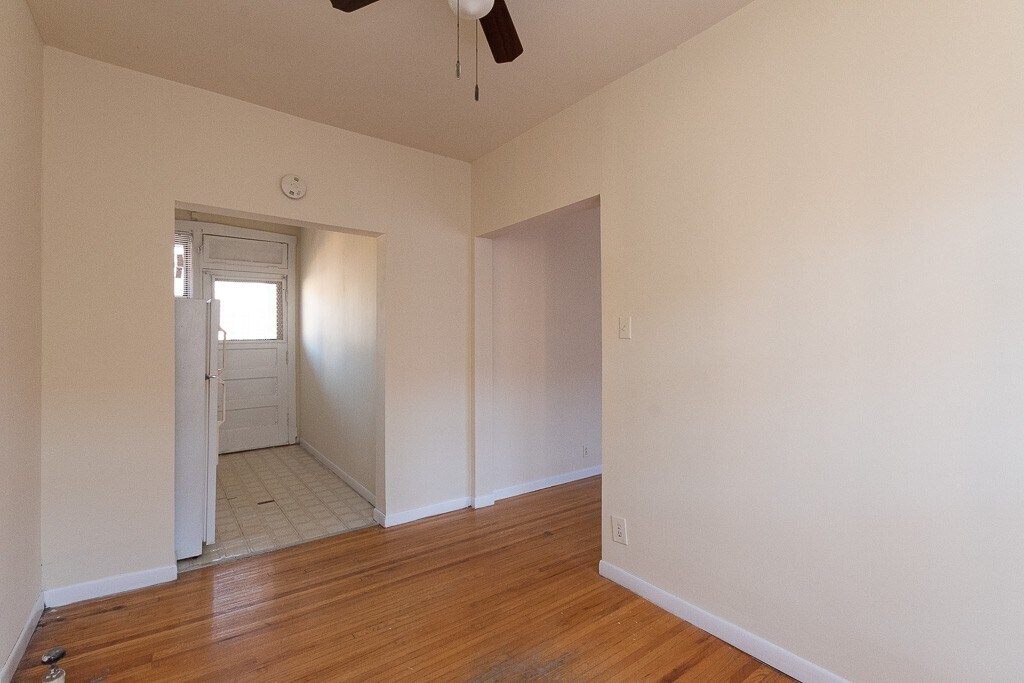 Building Photo - 625.5 W Barry Ave
