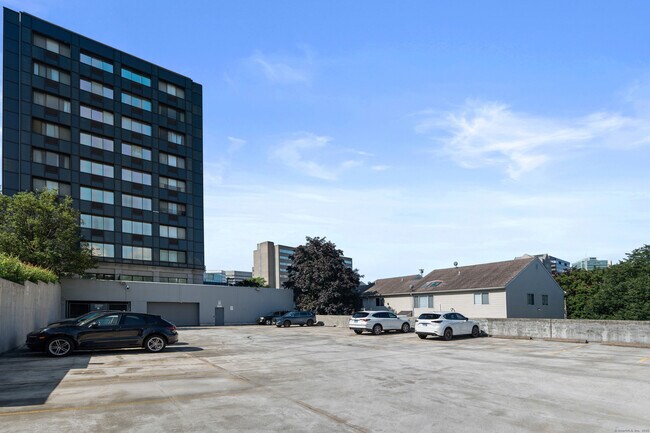 Building Photo - 300 Broad St
