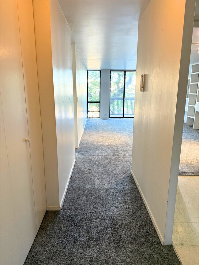 Building Photo - 1660 N La Salle Dr