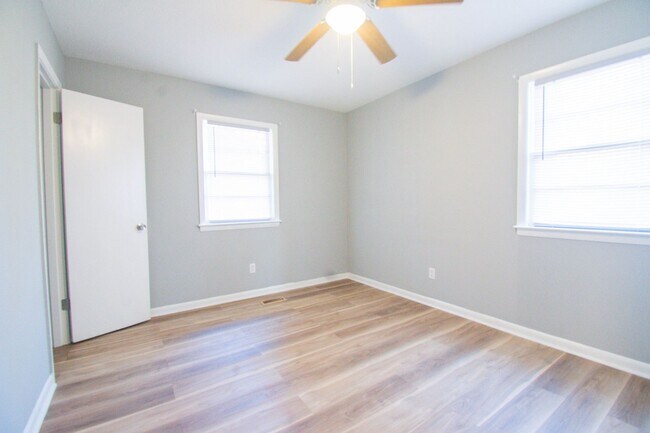 Building Photo - 3 Bedroom 2 Bathroom-Modern Upgrades