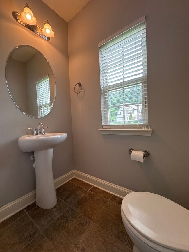 Building Photo - Modern End-Unit Townhome in the Heart of Old Hickory, Wilson County!