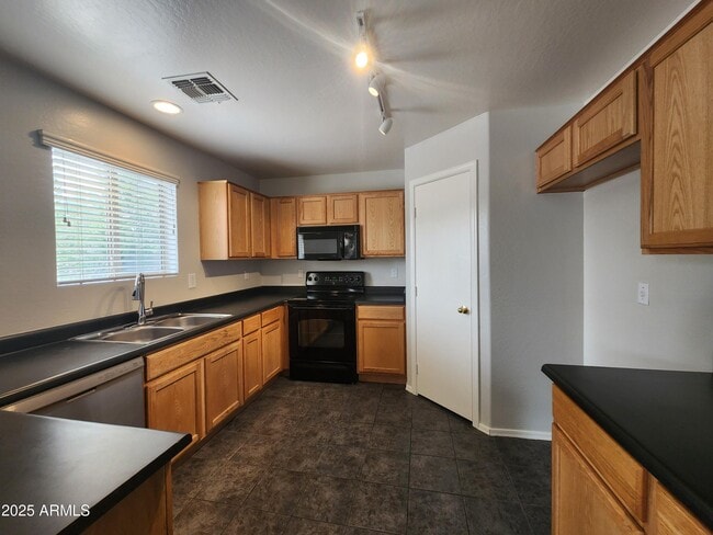 Building Photo - 13921 W Port Royale Ln