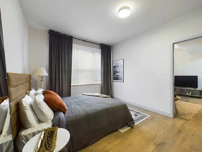 Building Photo - 2439 W Walton St