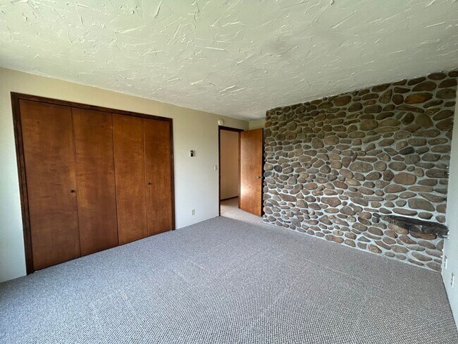 Building Photo - 3 Bedroom Home on Two Acres