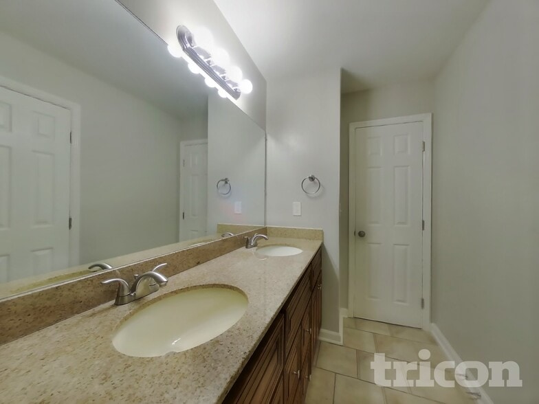 Building Photo - 2863 Iroquois Dr