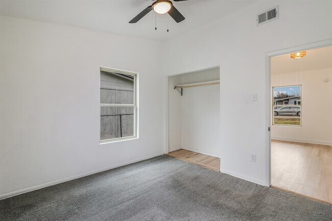 Building Photo - 1211 Gate Ln Dr