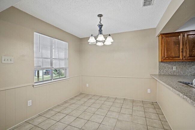 Building Photo - 2429 Lakeview Cir
