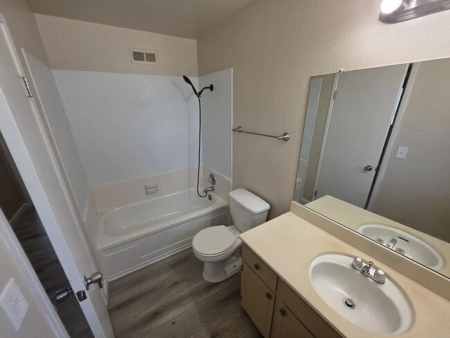 Building Photo - This charming newly renovated home has 3 bedrooms and 2 full bathroom.