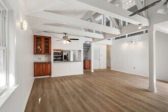 Building Photo - Newly Renovated 3BD/2BA Penthouse, 1/2 Blo...