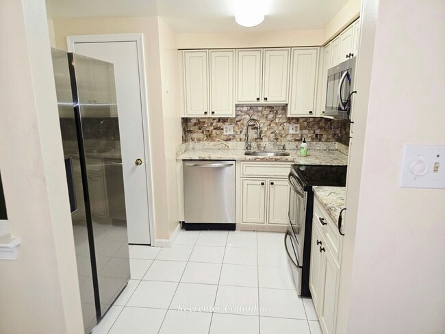 Building Photo - Beautiful 3BR Townhome in Burtonsville | Garage, Deck & Community Amenities