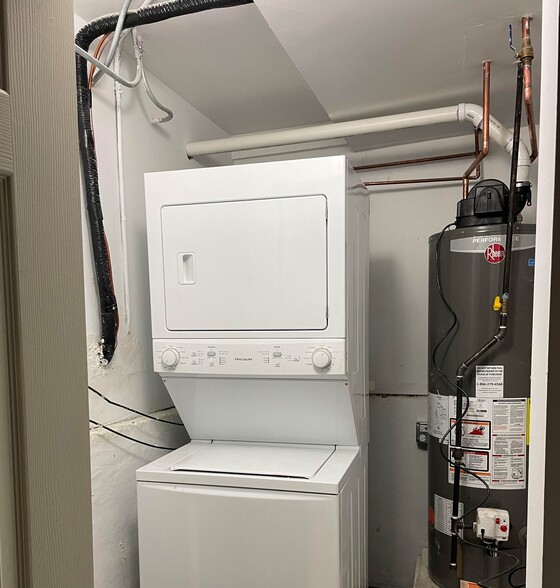 Laundry area - 3625 W Oakdale Ave