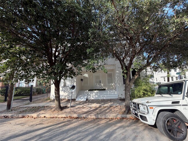 Building Photo - 402 Hyde Park Blvd