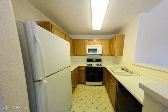 Building Photo - Summerlin area upper condo/vaulted ceiling...