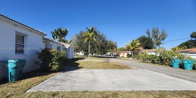 Building Photo - 11220 NE 11th Pl